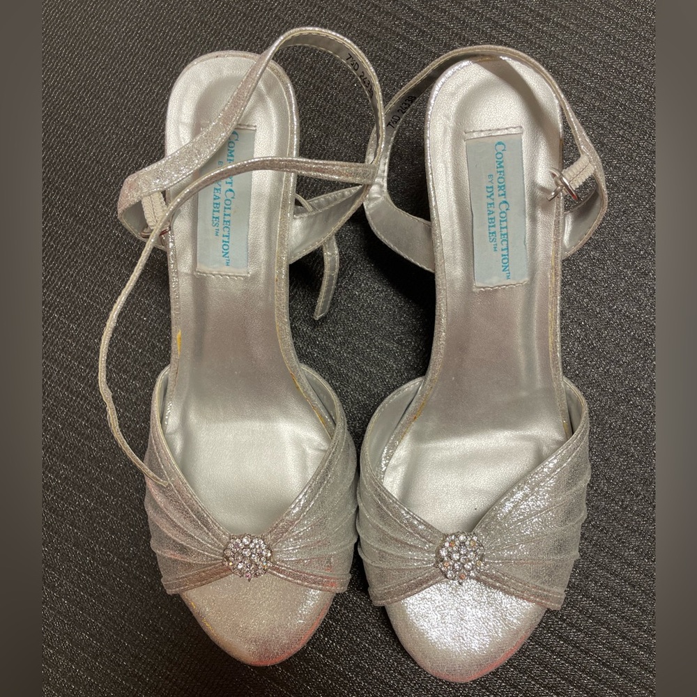 Dyeables Kelsey shoe, womens comfort collection strapped heels silver size 7.5